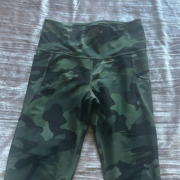 Old Navy Active Green Camo Elevate Leggings - Picture 3 of 6